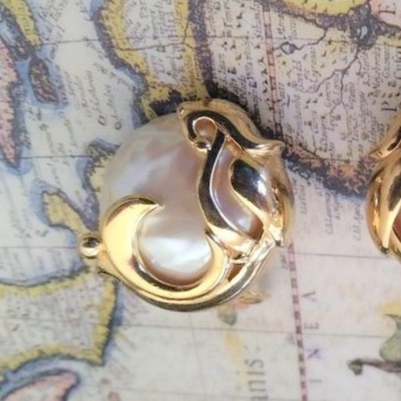 ❤️GIVENCHY Paris Pearl / Gold Clip Earrings Signed - Picture 2 of 5